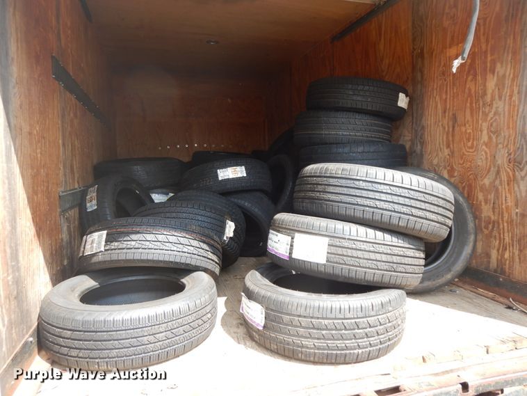 image for item IL9327 2001 Chevrolet Express G3500  box truck