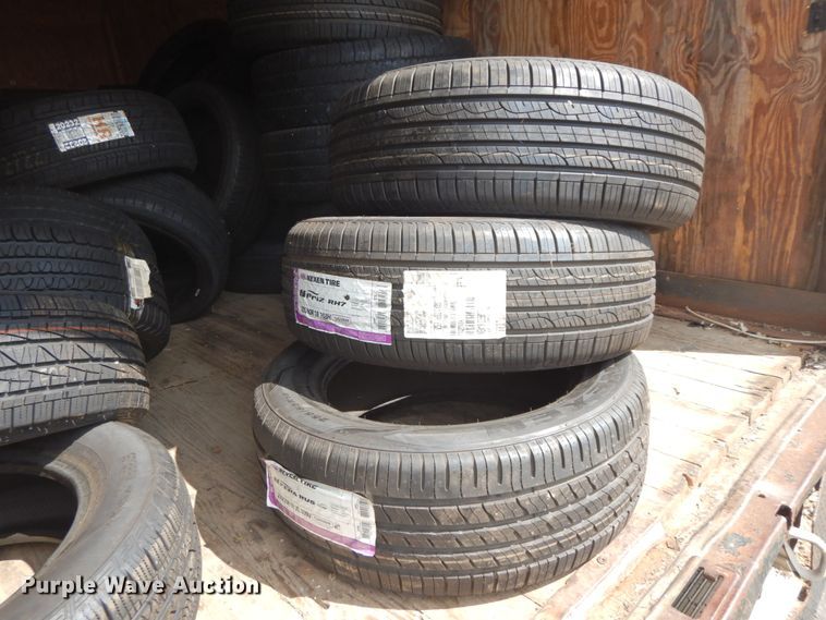 image for item IL9327 2001 Chevrolet Express G3500  box truck