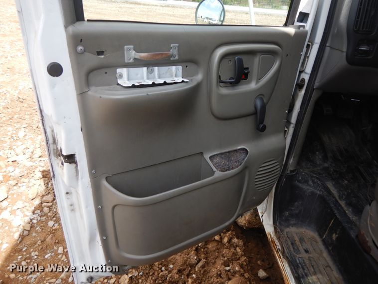 image for item IL9327 2001 Chevrolet Express G3500  box truck