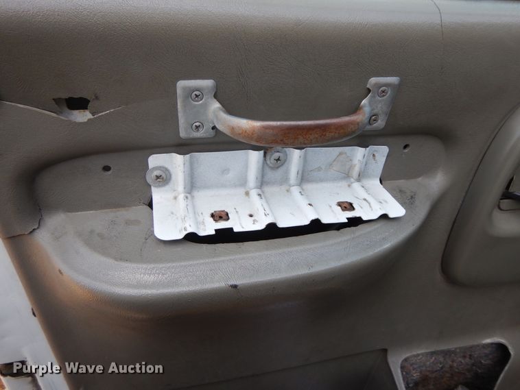 image for item IL9327 2001 Chevrolet Express G3500  box truck