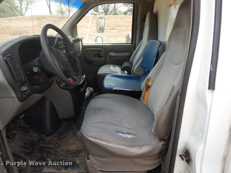 image for item IL9327 2001 Chevrolet Express G3500  box truck