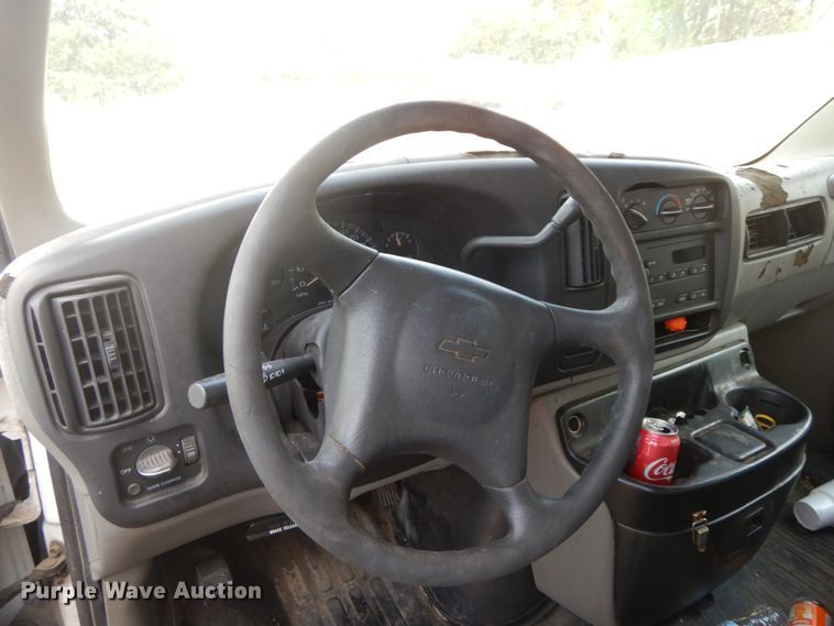 image for item IL9327 2001 Chevrolet Express G3500  box truck