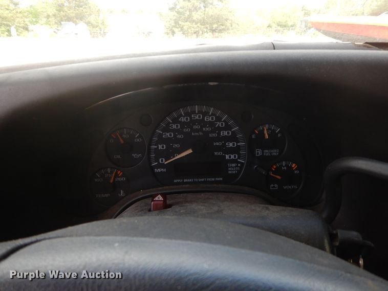 image for item IL9327 2001 Chevrolet Express G3500  box truck