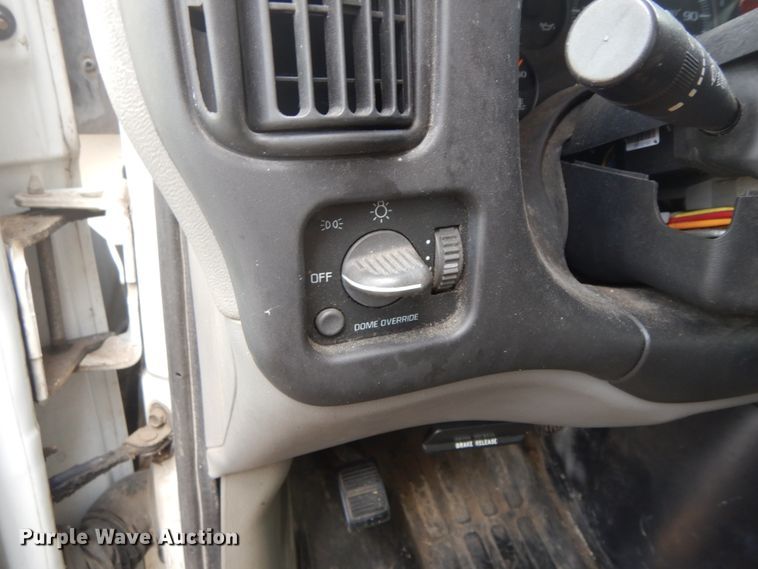 image for item IL9327 2001 Chevrolet Express G3500  box truck