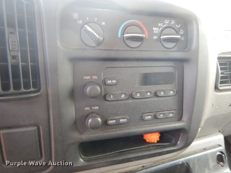 image for item IL9327 2001 Chevrolet Express G3500  box truck