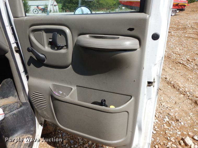 image for item IL9327 2001 Chevrolet Express G3500  box truck