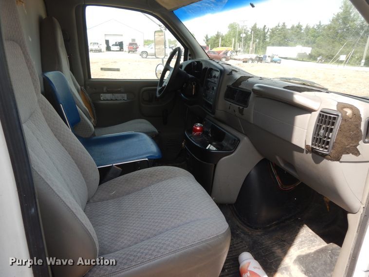 image for item IL9327 2001 Chevrolet Express G3500  box truck