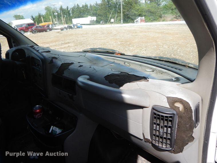 image for item IL9327 2001 Chevrolet Express G3500  box truck