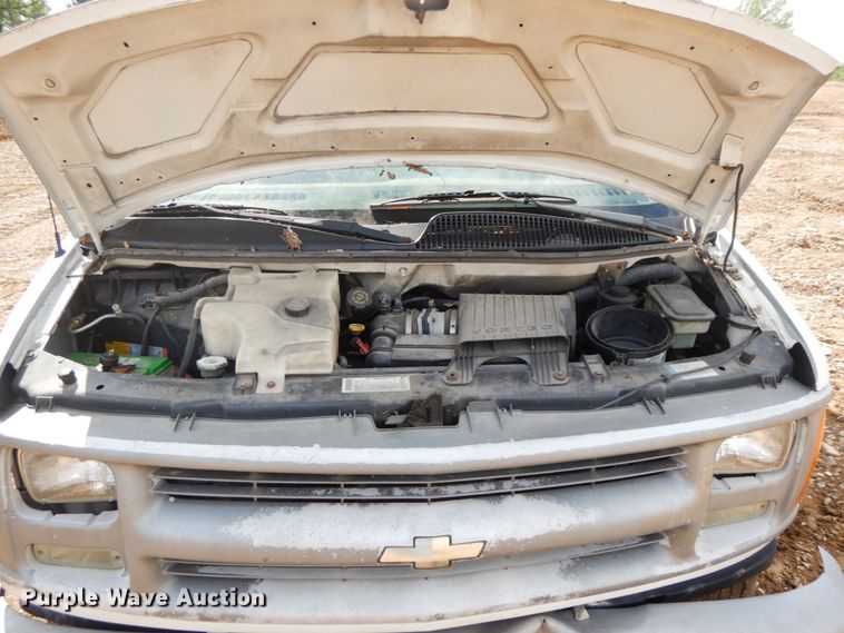 image for item IL9327 2001 Chevrolet Express G3500  box truck