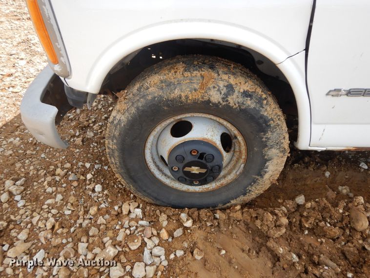 image for item IL9327 2001 Chevrolet Express G3500  box truck