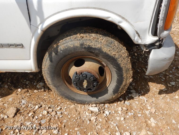 image for item IL9327 2001 Chevrolet Express G3500  box truck