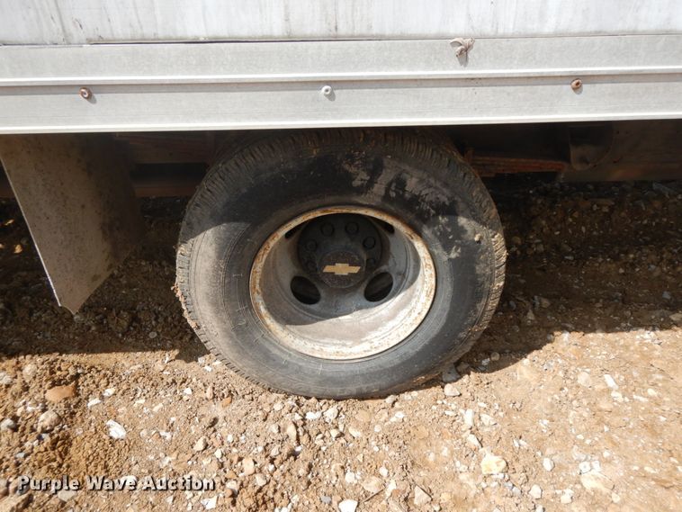 image for item IL9327 2001 Chevrolet Express G3500  box truck