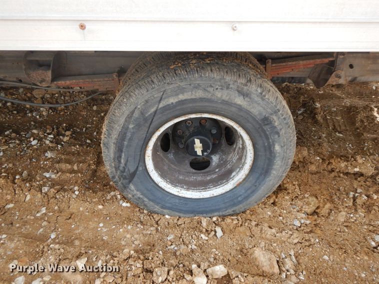 image for item IL9327 2001 Chevrolet Express G3500  box truck