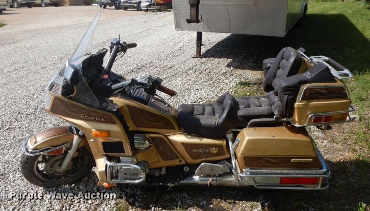 image for item IL9329 1985 Honda Gold Wing  motorcycle