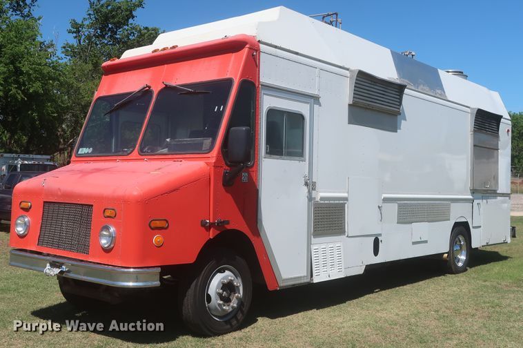 image for item IO9091 2000 Freightliner MT55  food truck