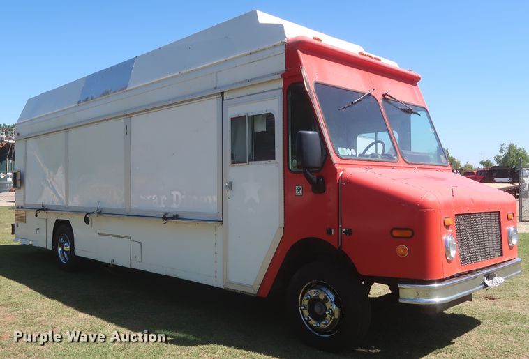 image for item IO9091 2000 Freightliner MT55  food truck