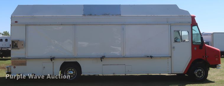 image for item IO9091 2000 Freightliner MT55  food truck