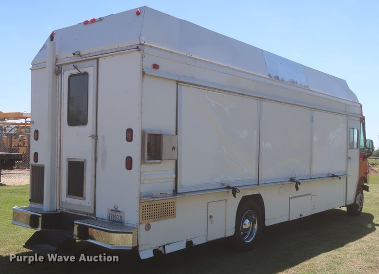 image for item IO9091 2000 Freightliner MT55  food truck