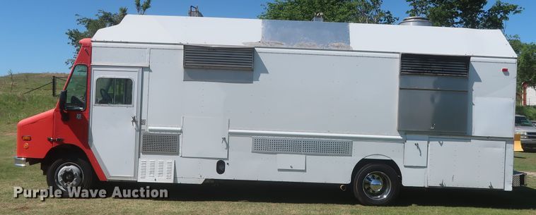 image for item IO9091 2000 Freightliner MT55  food truck