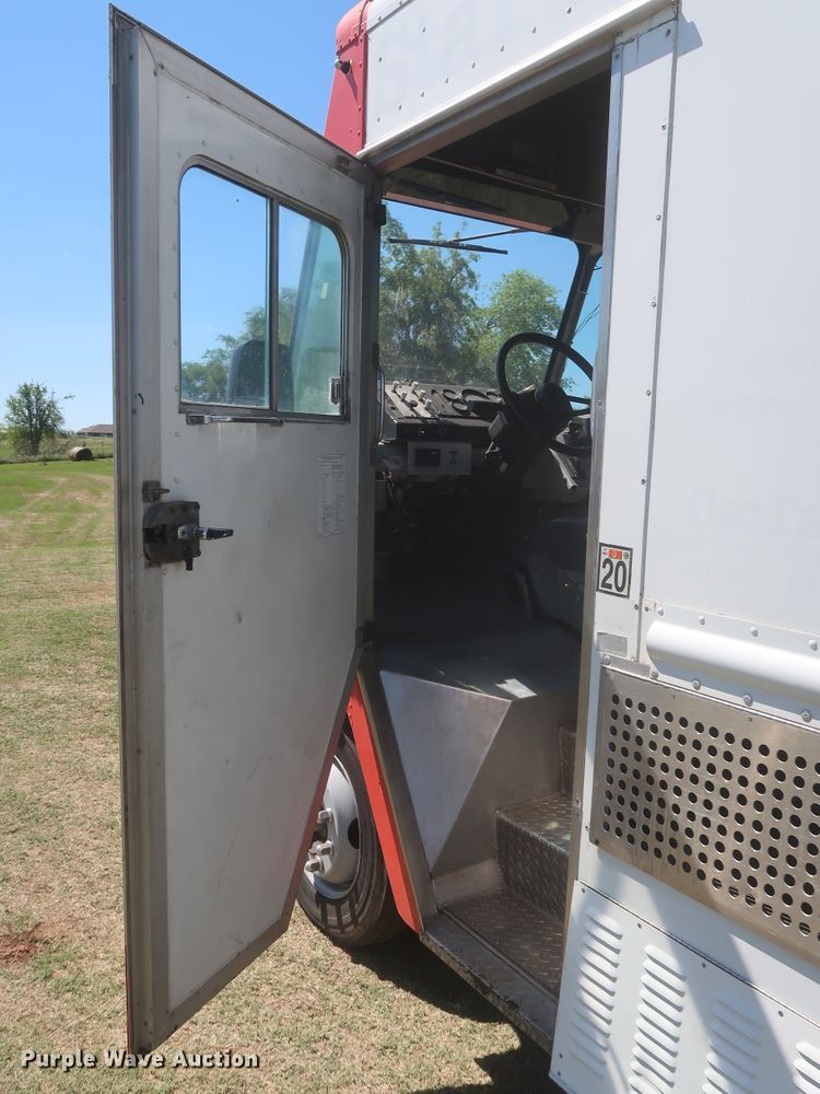 image for item IO9091 2000 Freightliner MT55  food truck