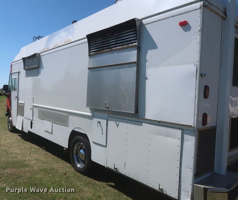 image for item IO9091 2000 Freightliner MT55  food truck