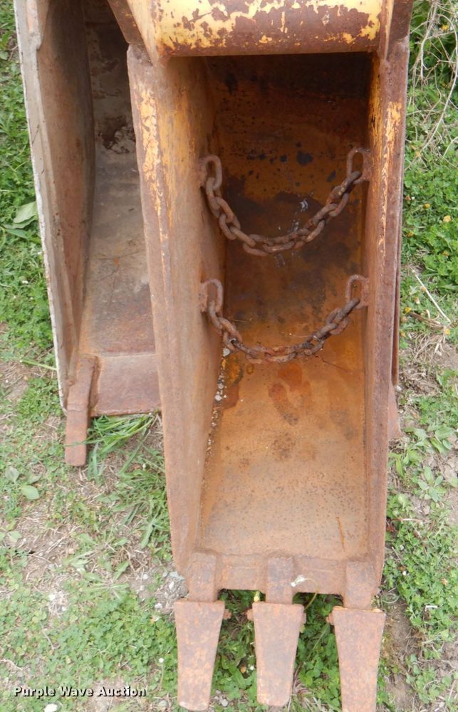 image for item IQ9397 (2) excavator buckets