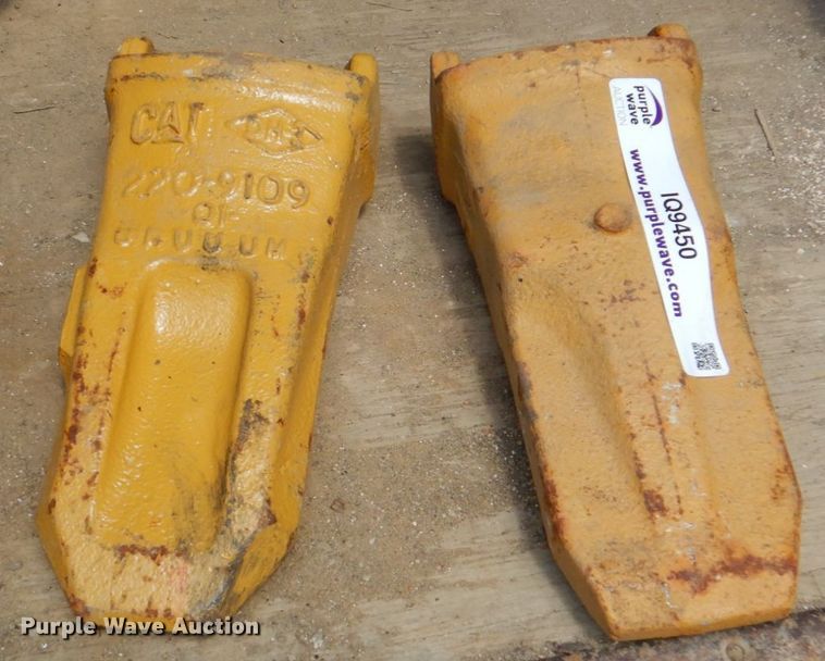 image for item IQ9450 Approximately 9 Caterpillar 963 track loader bucket teeth
