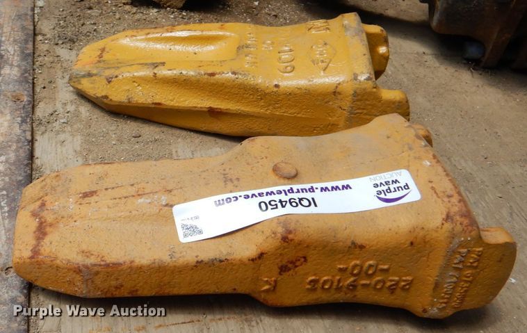 image for item IQ9450 Approximately 9 Caterpillar 963 track loader bucket teeth