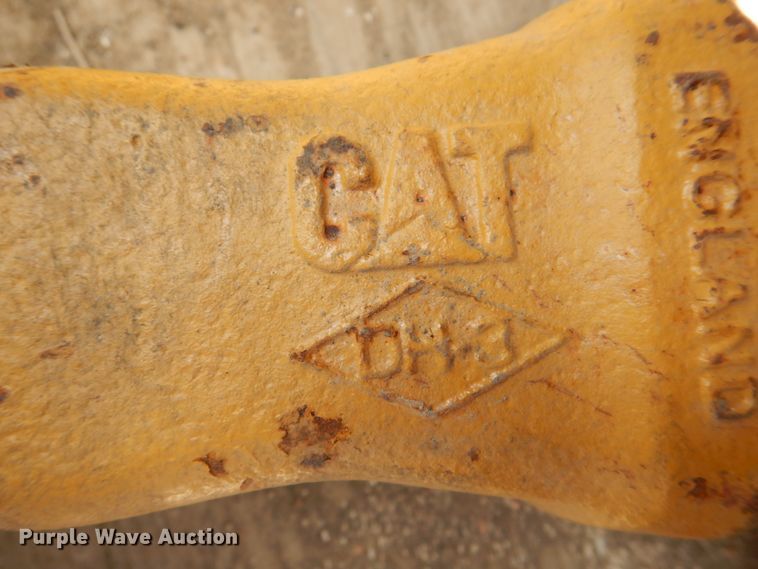 image for item IQ9450 Approximately 9 Caterpillar 963 track loader bucket teeth