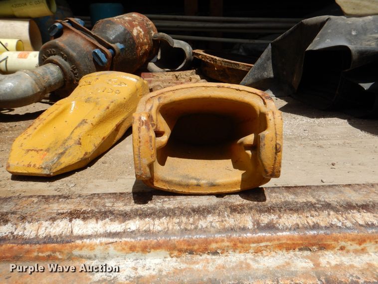 image for item IQ9450 Approximately 9 Caterpillar 963 track loader bucket teeth