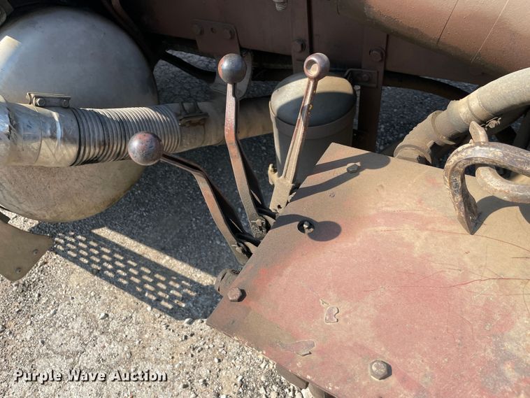 image for item IR9864 1994 Peterbilt 377  roll-off container truck