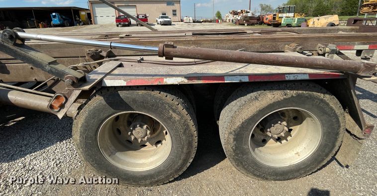 image for item IR9864 1994 Peterbilt 377  roll-off container truck