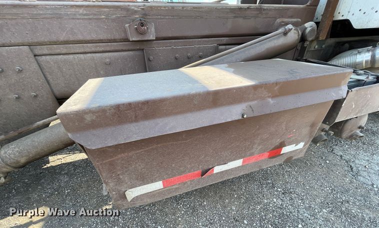 image for item IR9864 1994 Peterbilt 377  roll-off container truck