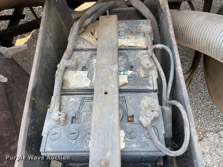 image for item IR9864 1994 Peterbilt 377  roll-off container truck