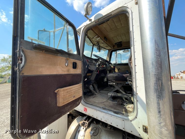 image for item IR9864 1994 Peterbilt 377  roll-off container truck