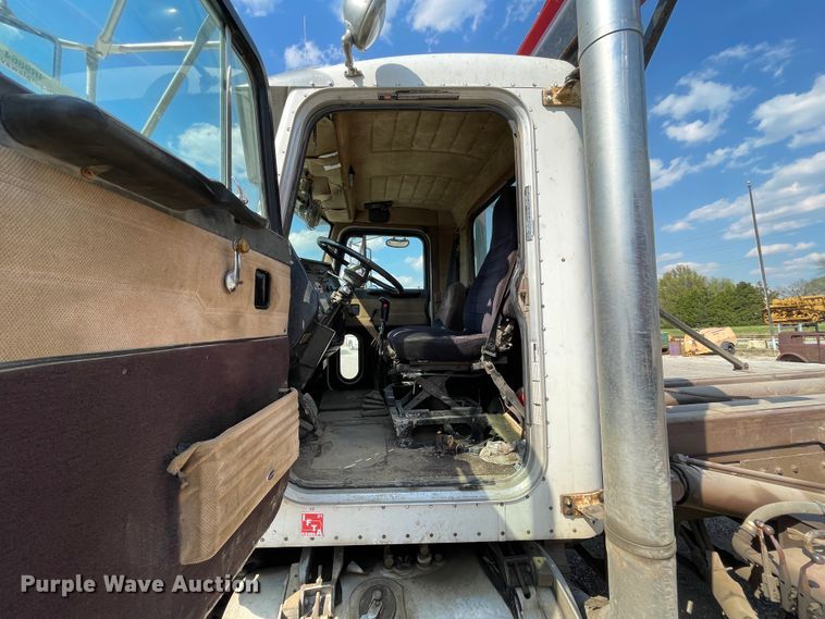 image for item IR9864 1994 Peterbilt 377  roll-off container truck