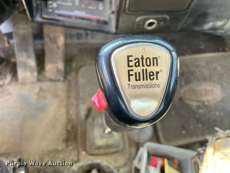 image for item IR9864 1994 Peterbilt 377  roll-off container truck