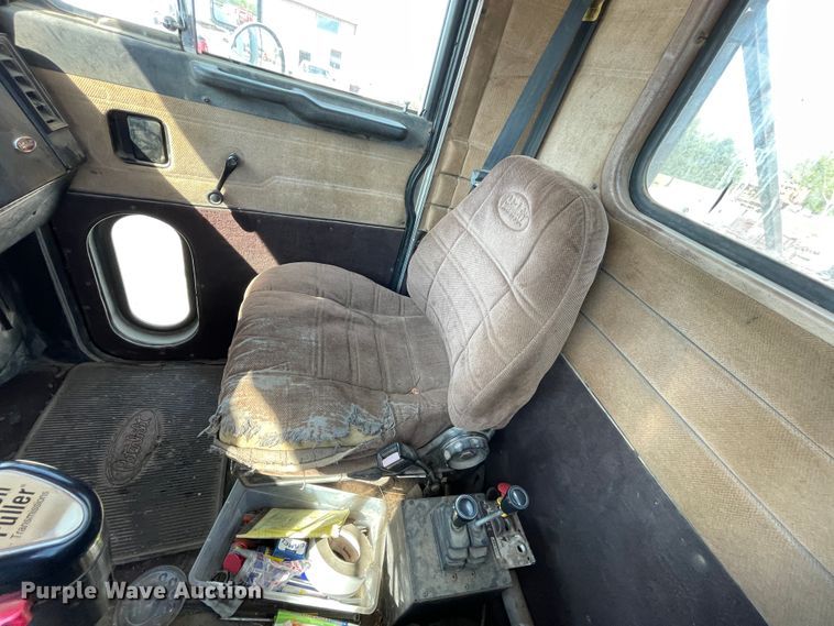 image for item IR9864 1994 Peterbilt 377  roll-off container truck