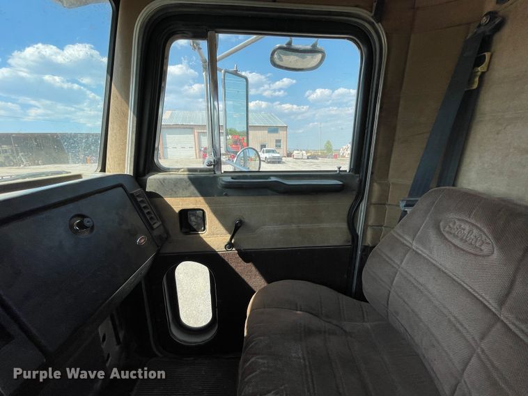 image for item IR9864 1994 Peterbilt 377  roll-off container truck