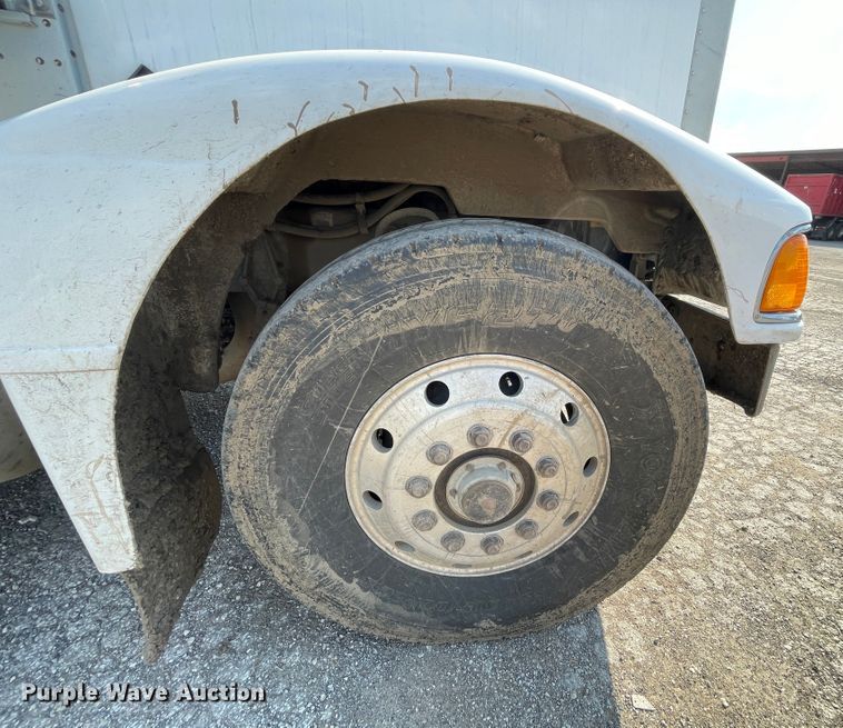 image for item IR9864 1994 Peterbilt 377  roll-off container truck