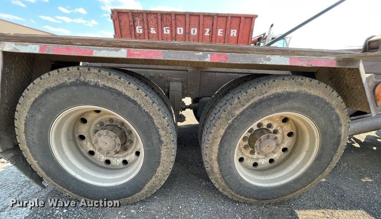 image for item IR9864 1994 Peterbilt 377  roll-off container truck