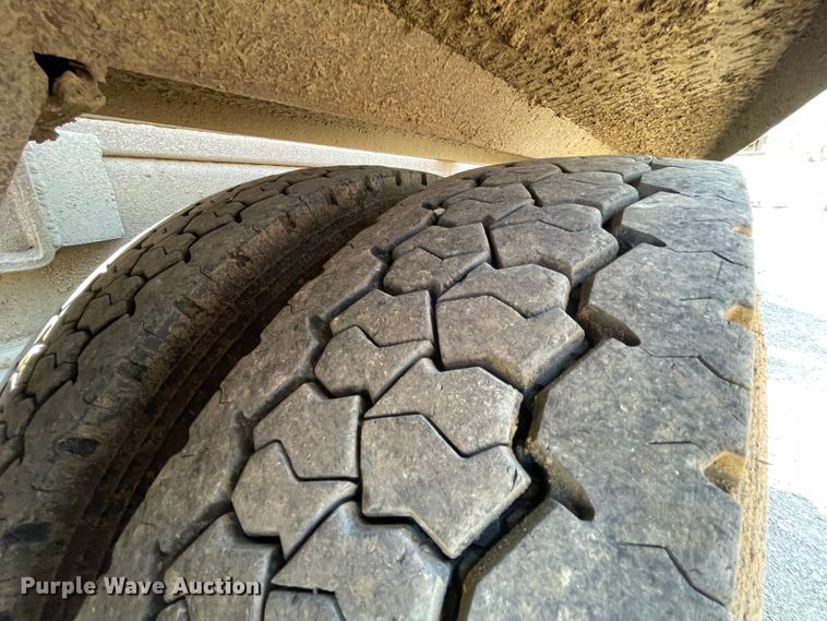 image for item IR9864 1994 Peterbilt 377  roll-off container truck