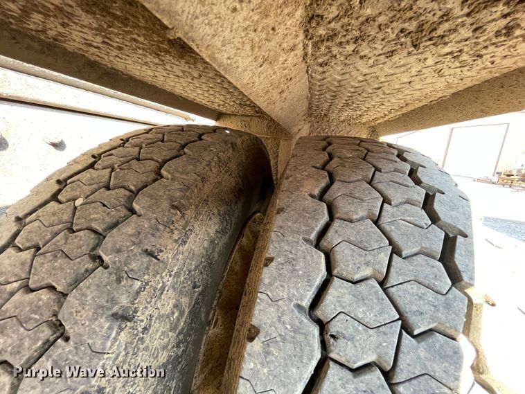 image for item IR9864 1994 Peterbilt 377  roll-off container truck