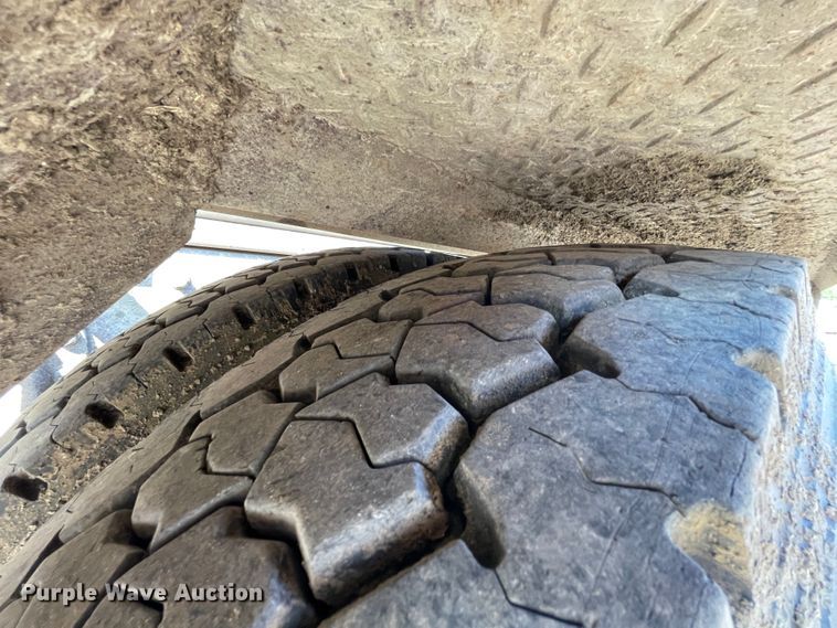 image for item IR9864 1994 Peterbilt 377  roll-off container truck