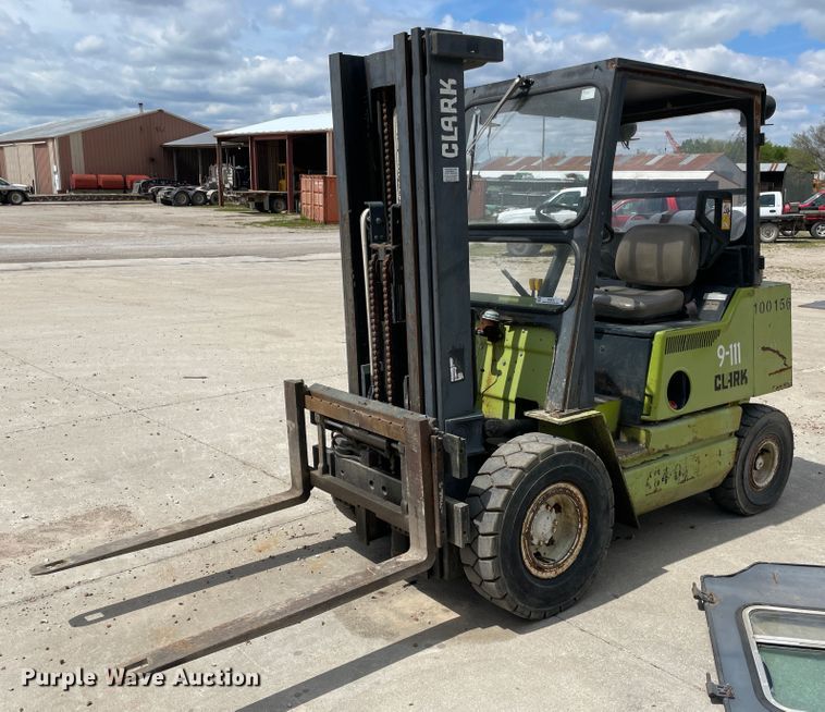 image for item IR9878 1993 Clark GPX25  forklift