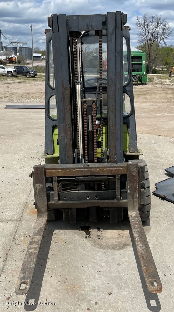 image for item IR9878 1993 Clark GPX25  forklift