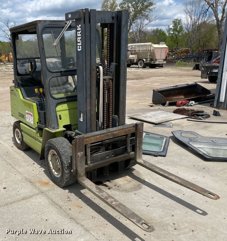 image for item IR9878 1993 Clark GPX25  forklift