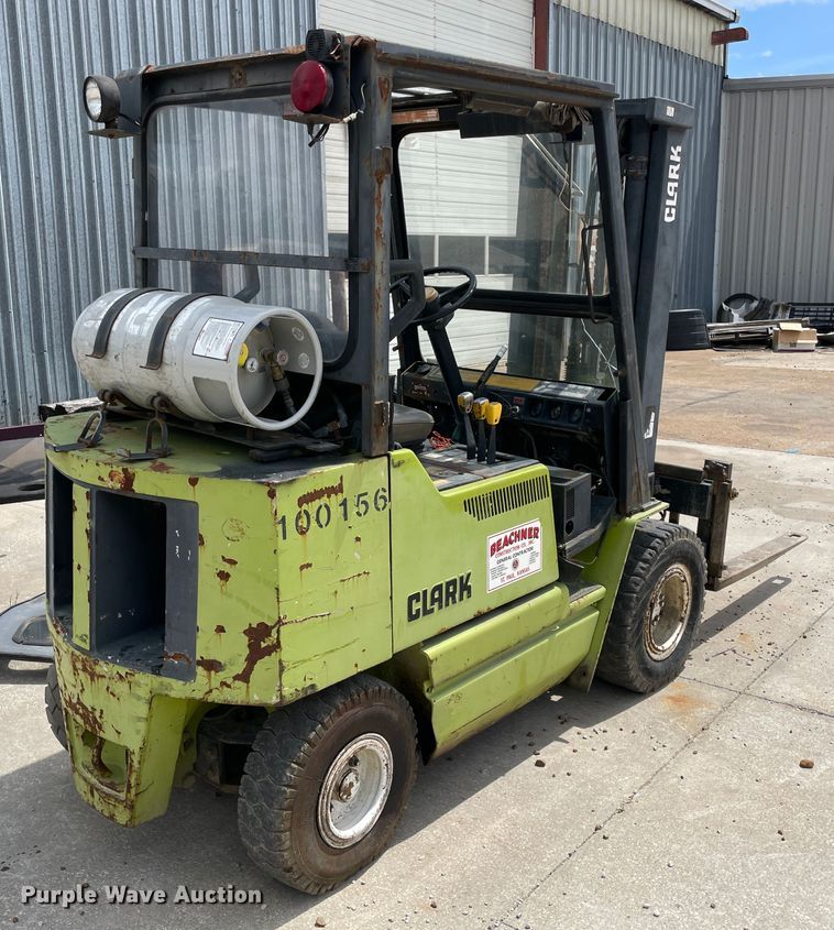 image for item IR9878 1993 Clark GPX25  forklift