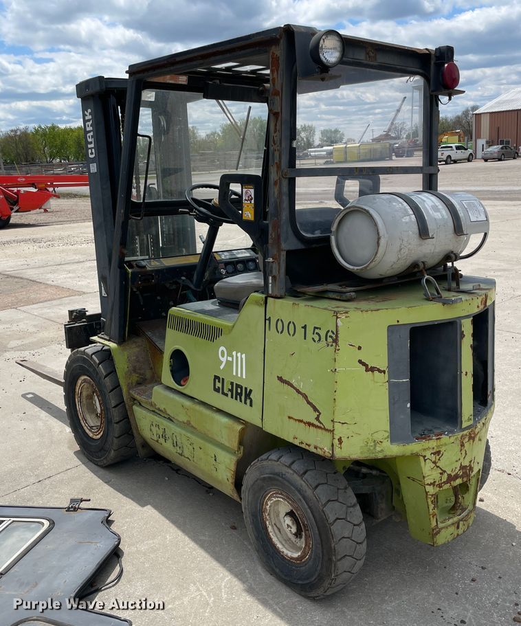 image for item IR9878 1993 Clark GPX25  forklift