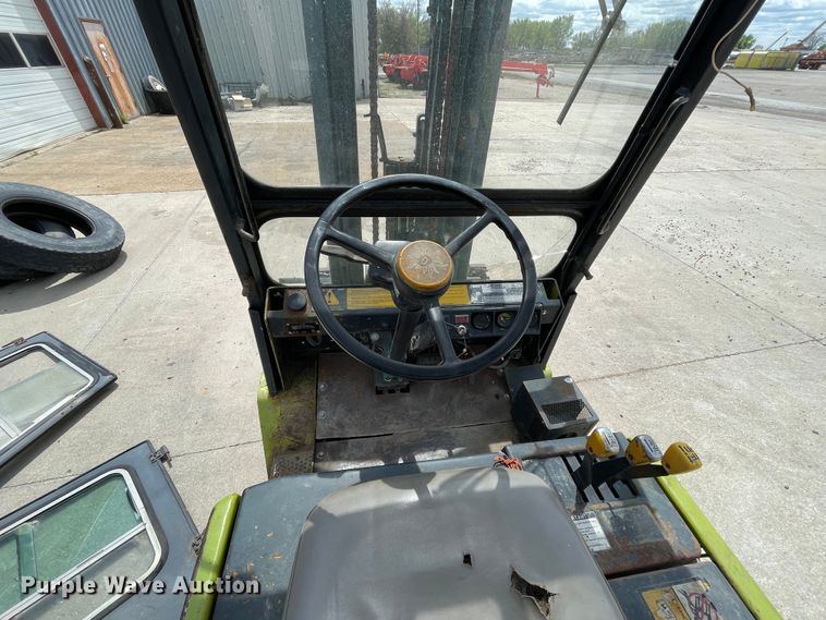 image for item IR9878 1993 Clark GPX25  forklift